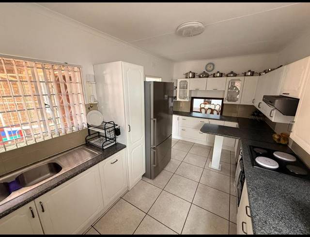 3 BEDROOM PROPERTY TO RENT IN BIRCHLEIGH NORTH